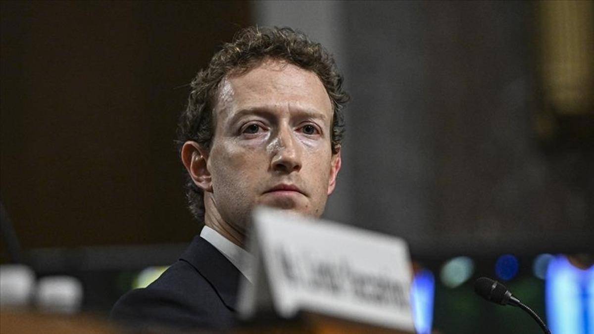 Zuckerberg şatosu. Sokağa çıktıda sık sık hatırlatılıyor, “Bu bir ev değil şato.” diyerek.